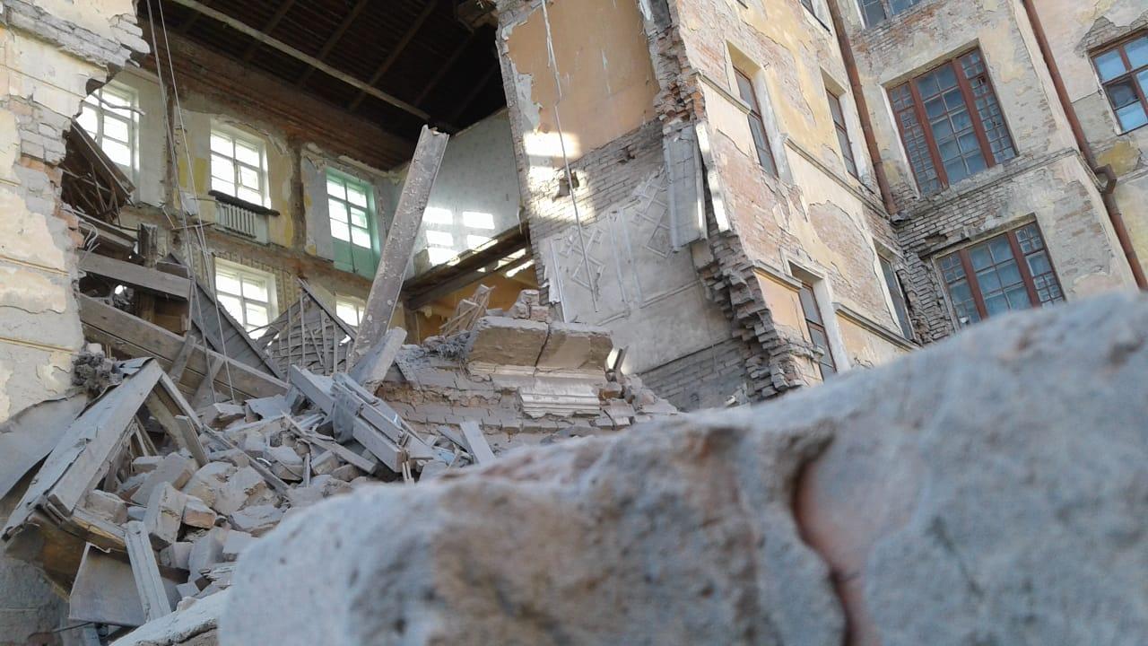 Демонтаж зданий, домов и конструкций до фундамента